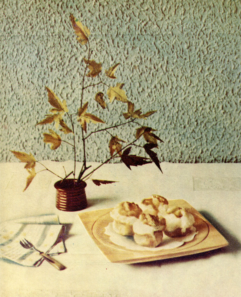 Яблоки, фаршированные грецкими орехами и запеченные со взбитыми белками